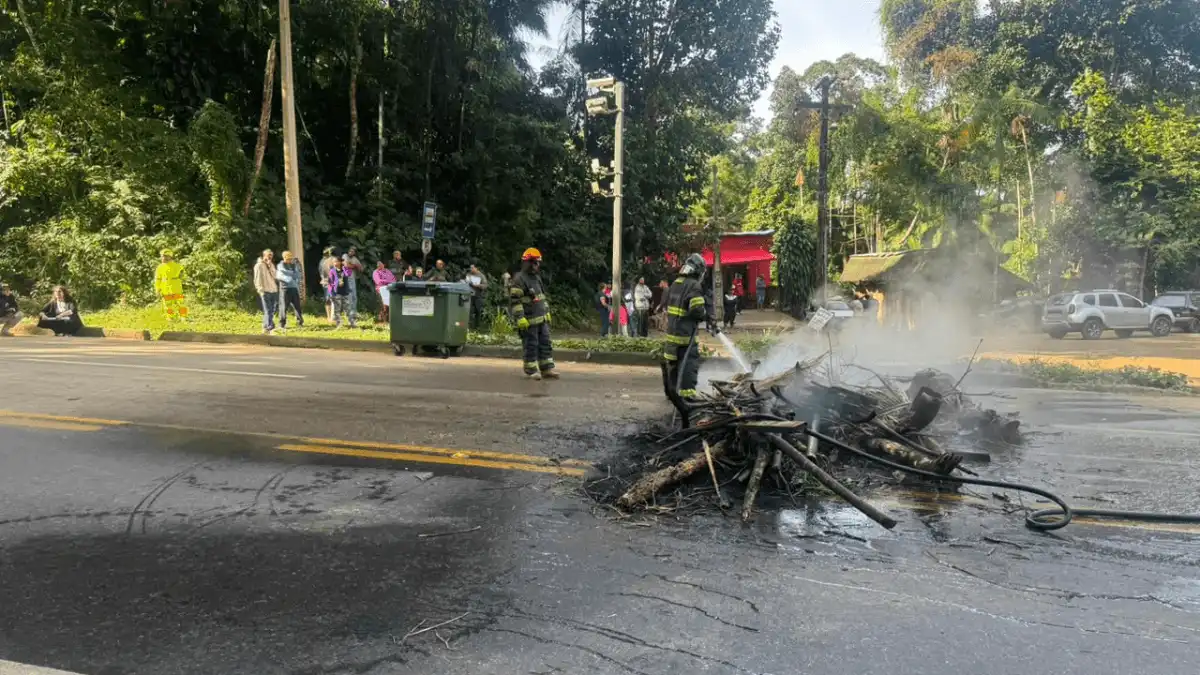 Moradores em Ubatuba fazem protesto na Rio-Santos contraordem de demolição