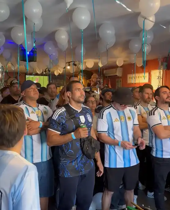 Bar viraliza ao reunir brasileiros que torcem para Argentina ao invés do Brasil na Copa