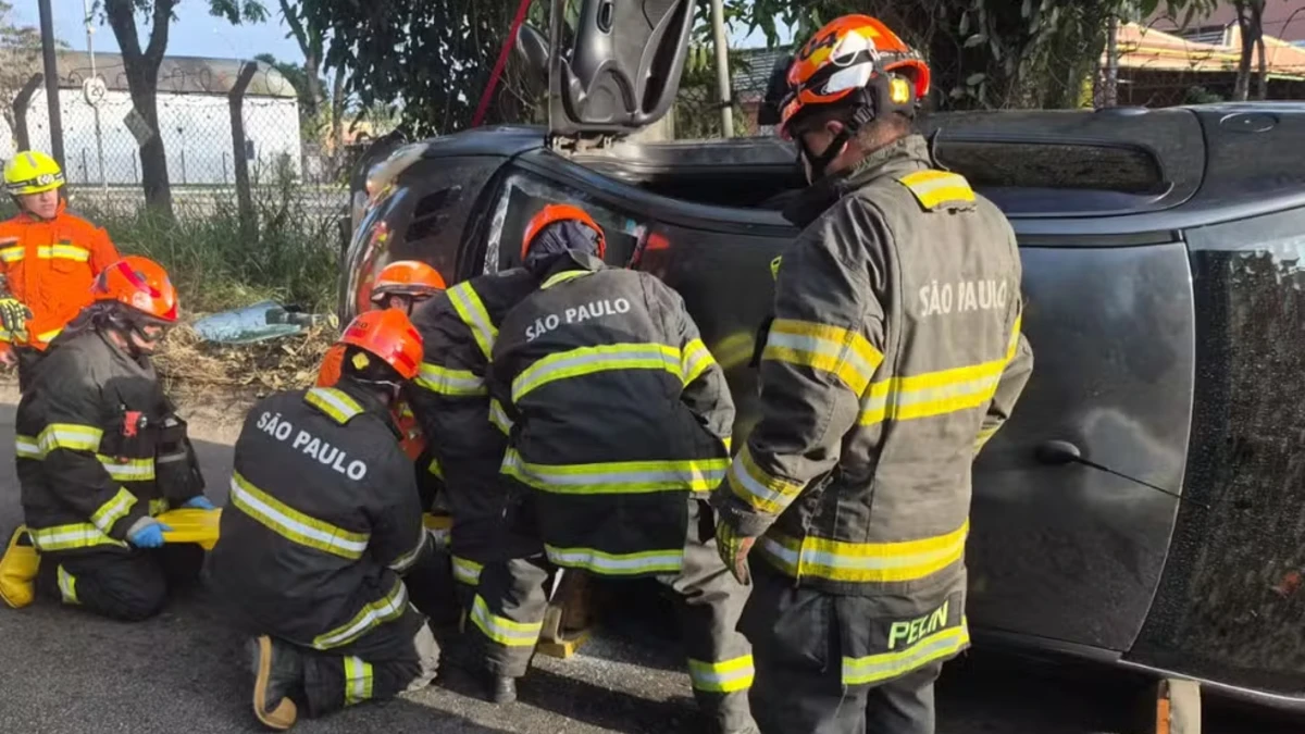 Mulher de 61 anos fica ferida após carro capotar na marginal da Dutra, em Jacareí