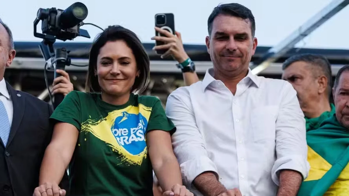 Flávio Bolsonaro pede desculpas para Michelle e pede sua ajuda para campanha