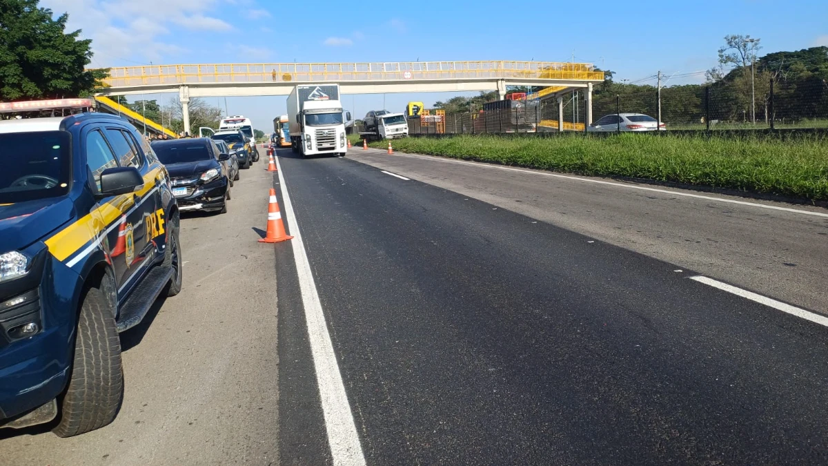 Engavetamento envolve seis carros na Dutra e deixa vítima