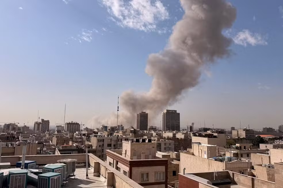 Estados Unidos e Israel atacam o Irã; explosões são registradas em Teerã