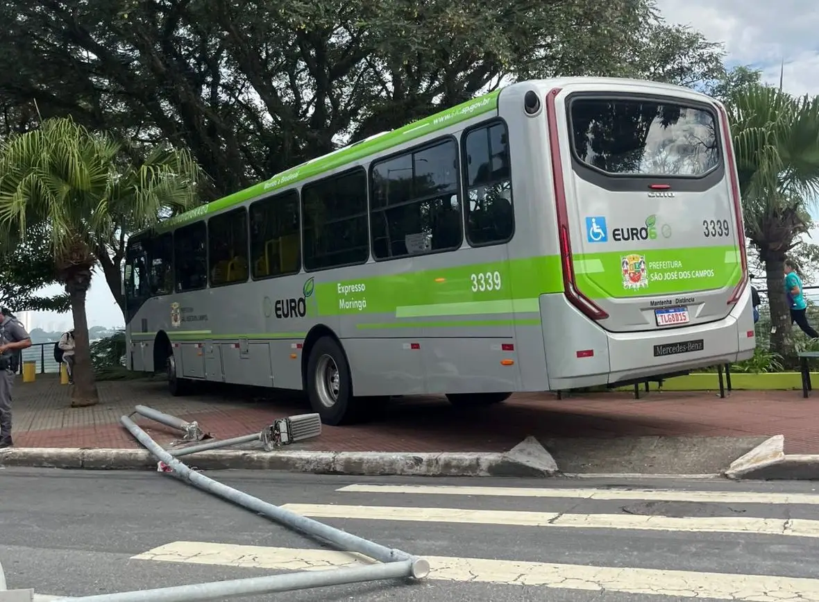 Ônibus bate em poste e invade calçada na orla do Banhado em São José