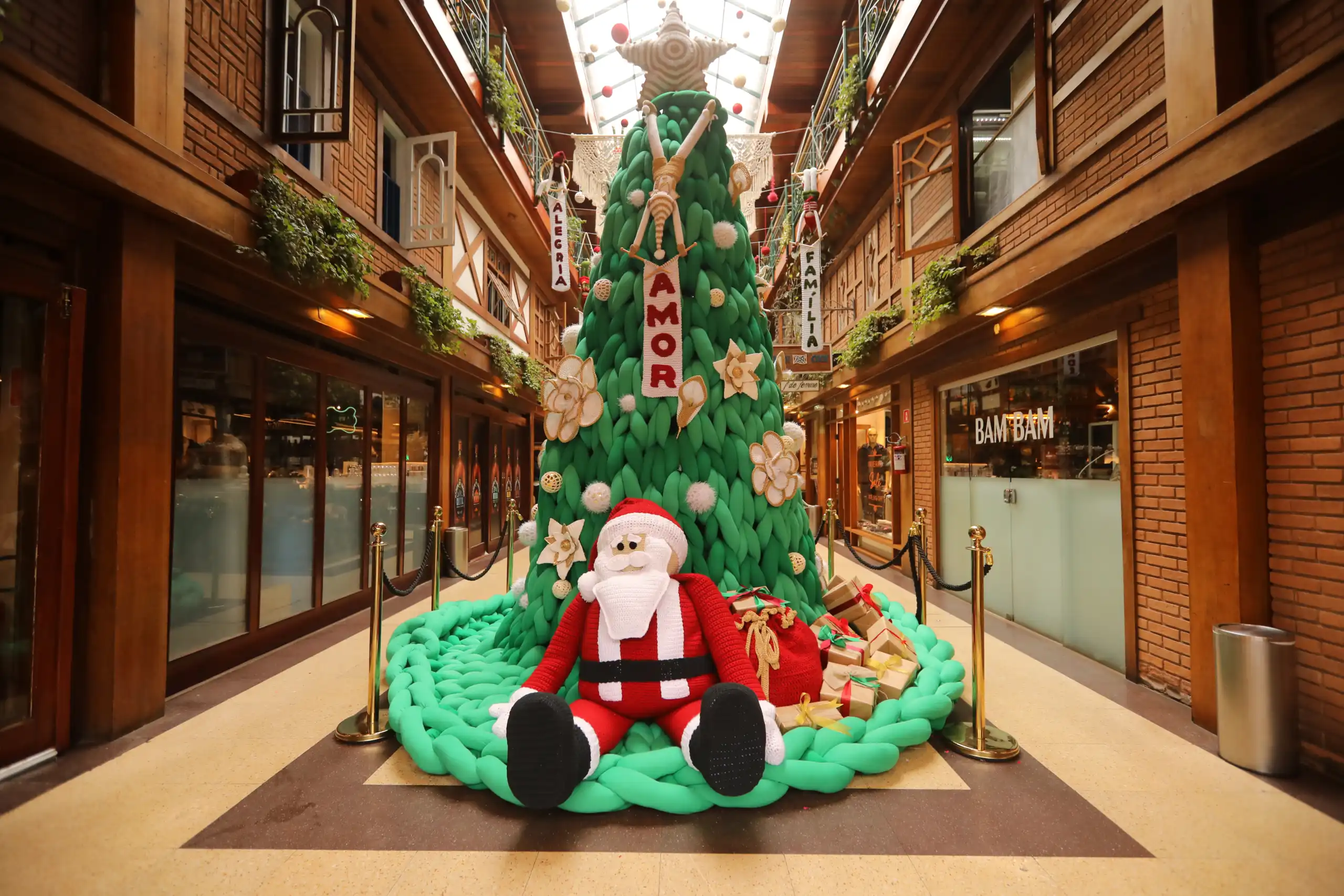 Boulevard Genève inaugura decoração de Natal feita inteiramente em crochê em Campos do Jordão