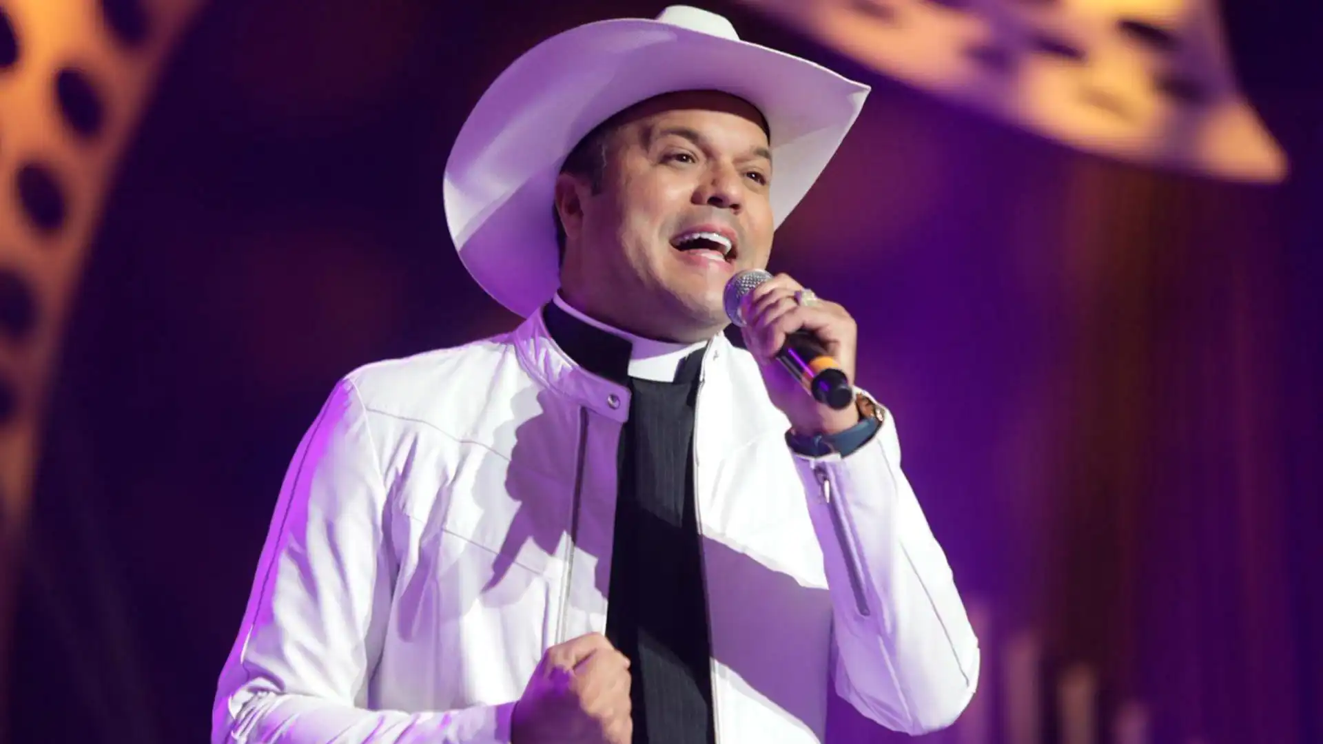Padre Alessandro causa polêmica ao cantar "Dei um cheiro na vizinha"