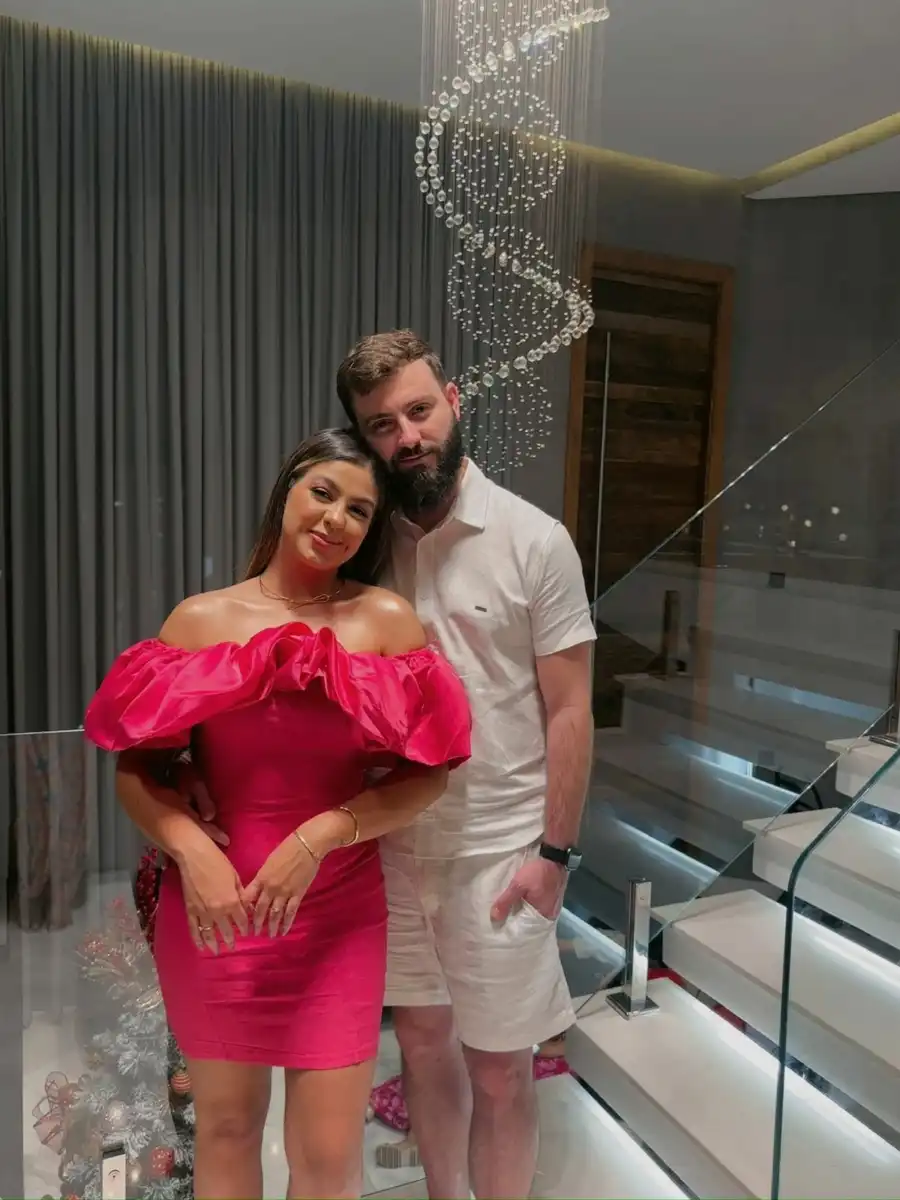 Influencer de São José viraliza ao marcar casamento de madrugada