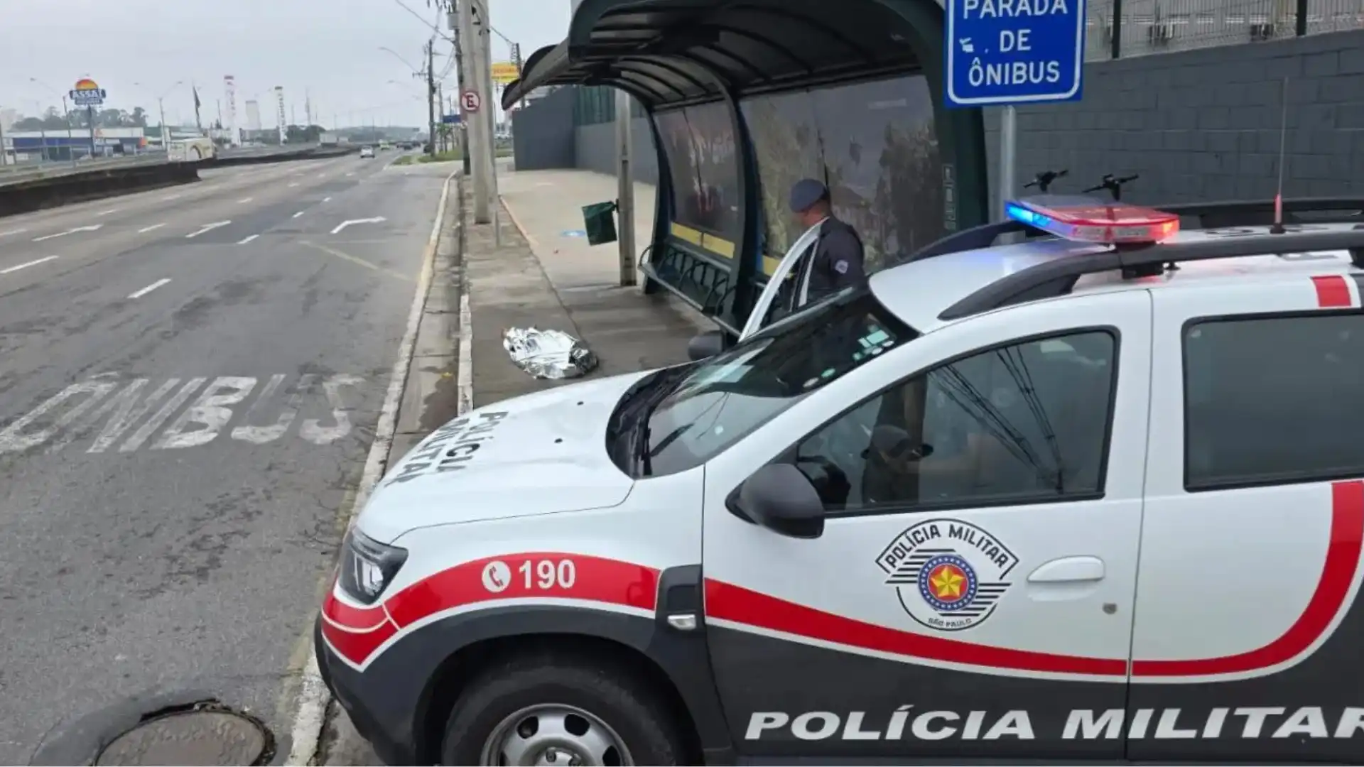 Homem de 47 anos morre após cair em ponto de ônibus em São José