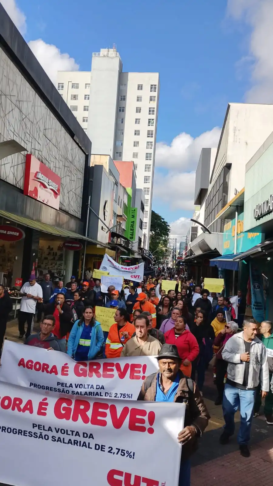 Em greve, funcionários da Urbam fazem protesto no Calçadão em São José dos Campos