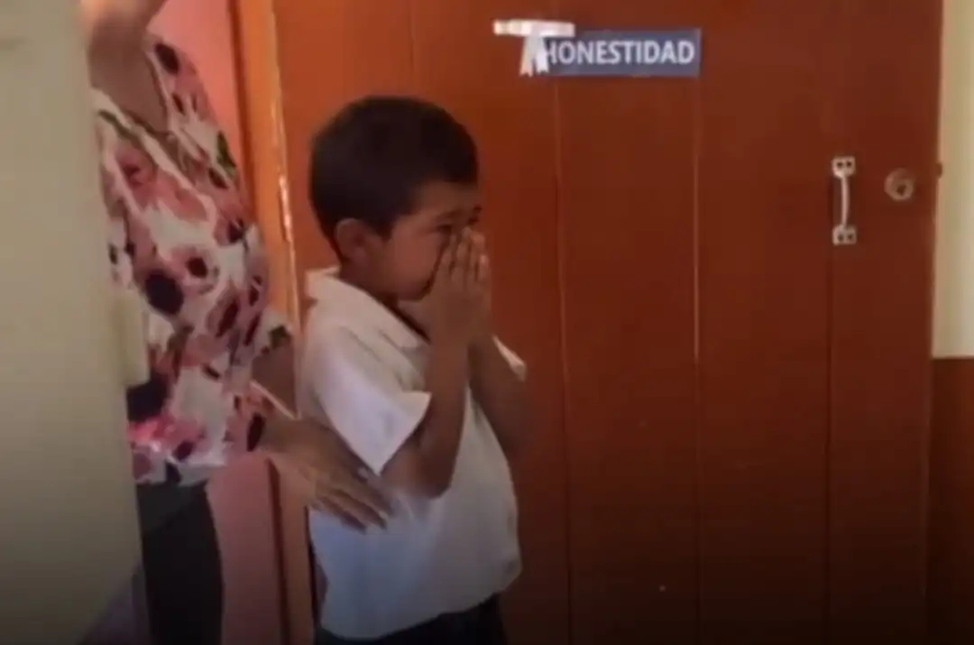 Professora organiza festa para aluno após mãe relatar dificuldades financeiras