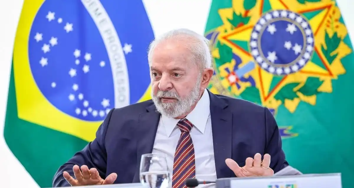 Lula diz que se candidataria à reeleição em 2026 para “evitar trogloditas”