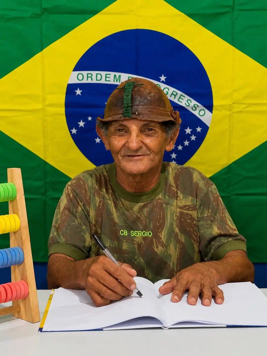 Primeira foto escolar emociona e viraliza com alunos da EJA em Pernambuco