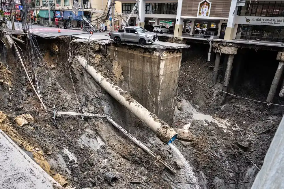 Cratera de 50 metros de profundidade se abre no meio da rua na tailândia