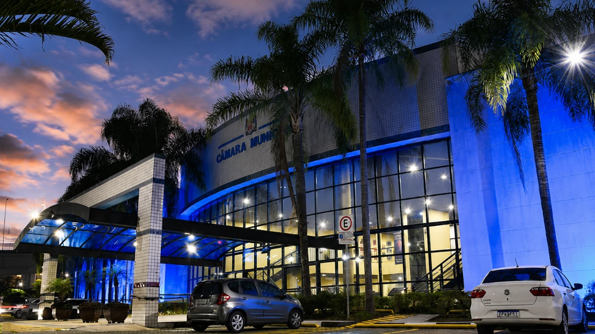 São José dos Campos ilumina Câmara Municipal de azul no Dia Mundial da Prevenção do Afogamento