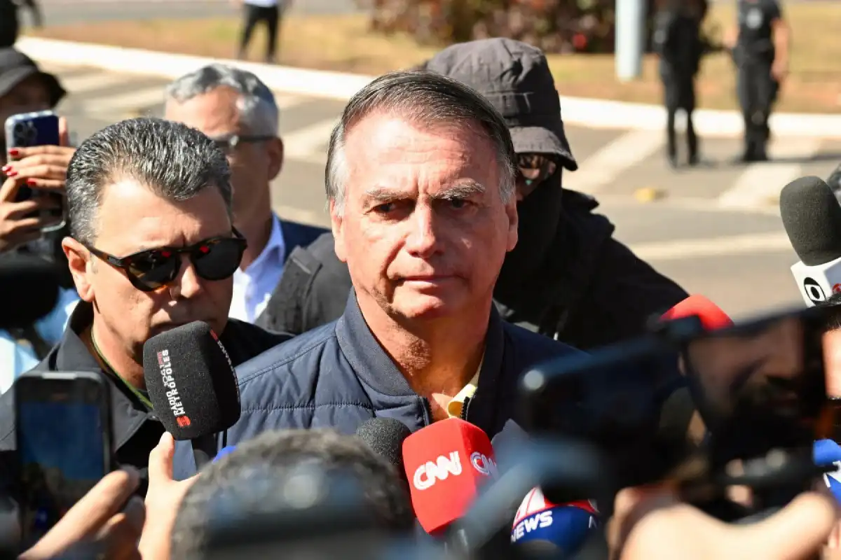 Bolsonaro nega planejar fuga do Brasil e diz ser vítima de "suprema humilhação"