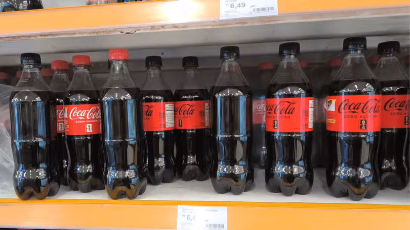 Coca-Cola recolhe garrafas após furto de figurinhas da Copa e assume prejuízo