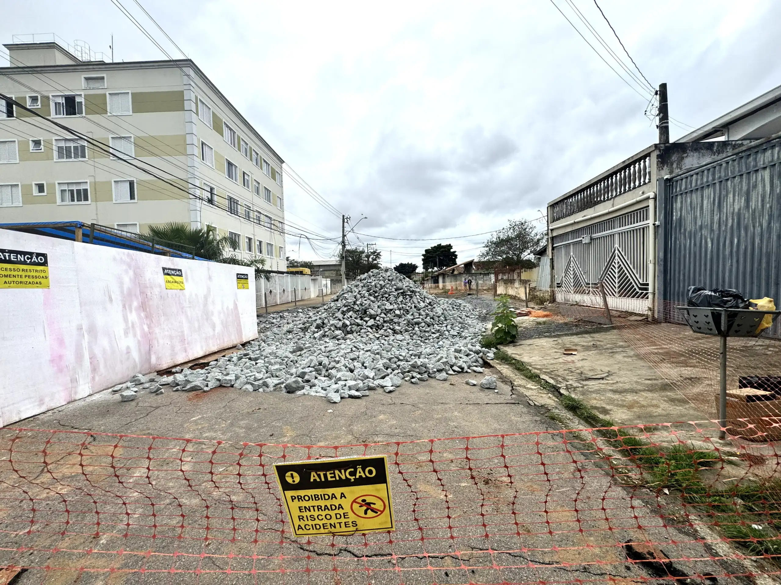 Vazamento na obra da cratera em São José deixa moradores do Jardim Imperial sem água