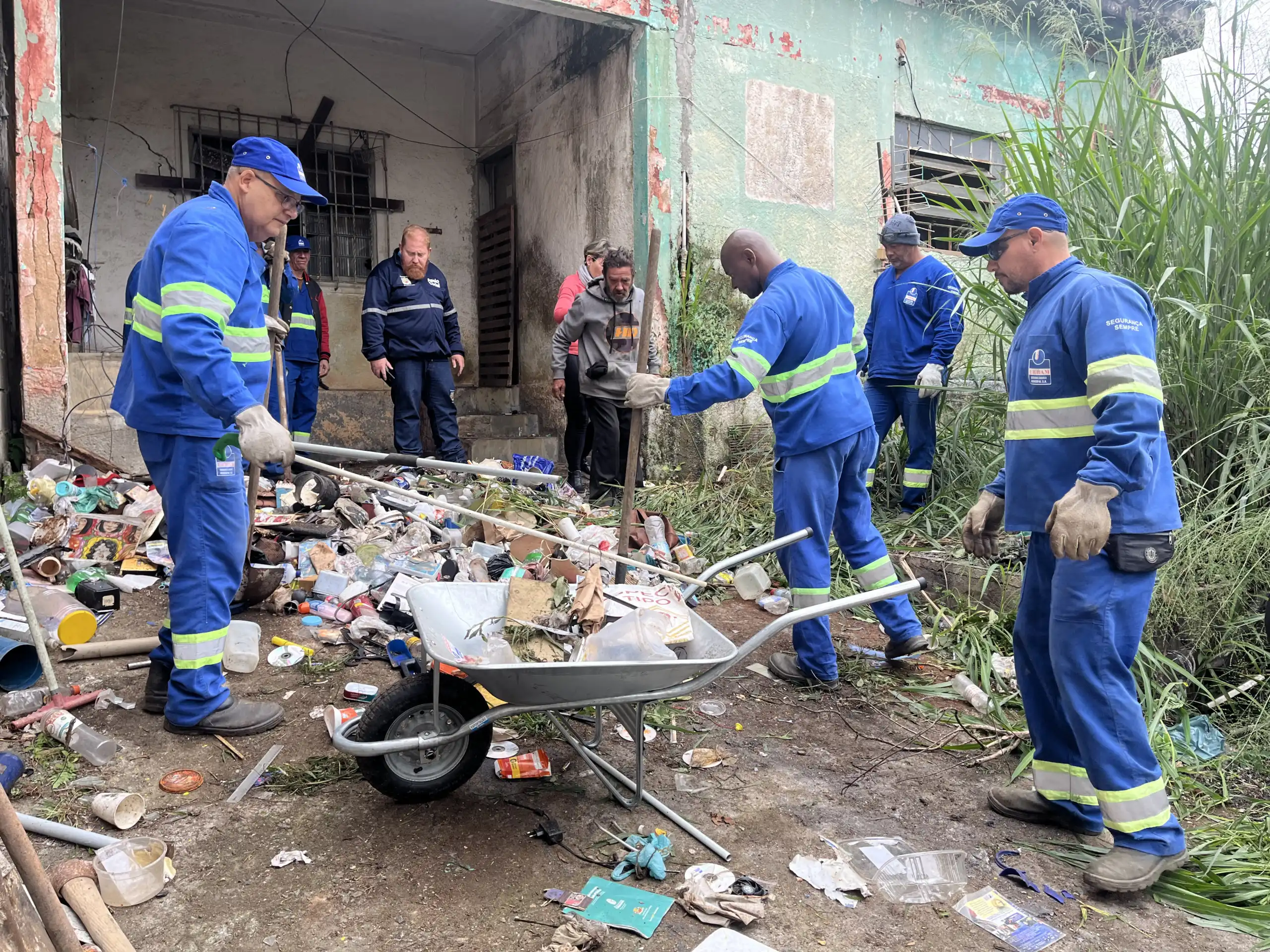 Prefeitura de São José recolhe 17 toneladas de lixo em casa no Jardim Imperial