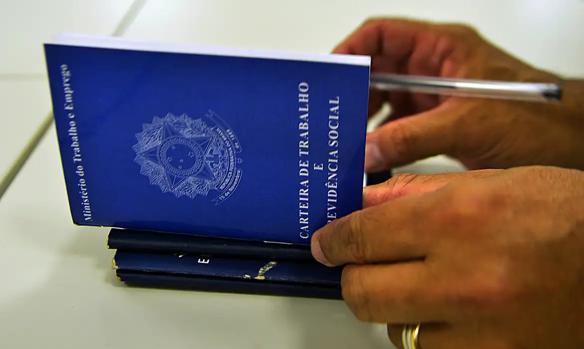 Governo confirma salário mínimo de R$ 1.621 para 2026 