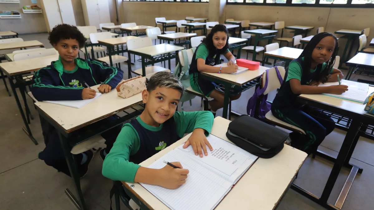 Jacareí entrega uniformes de inverno para mais de 12 mil crianças