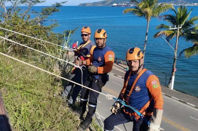 Defesa Civil de Ilhabela faz treinamento de rapel para aprimorar atuação em áreas de difícil acesso