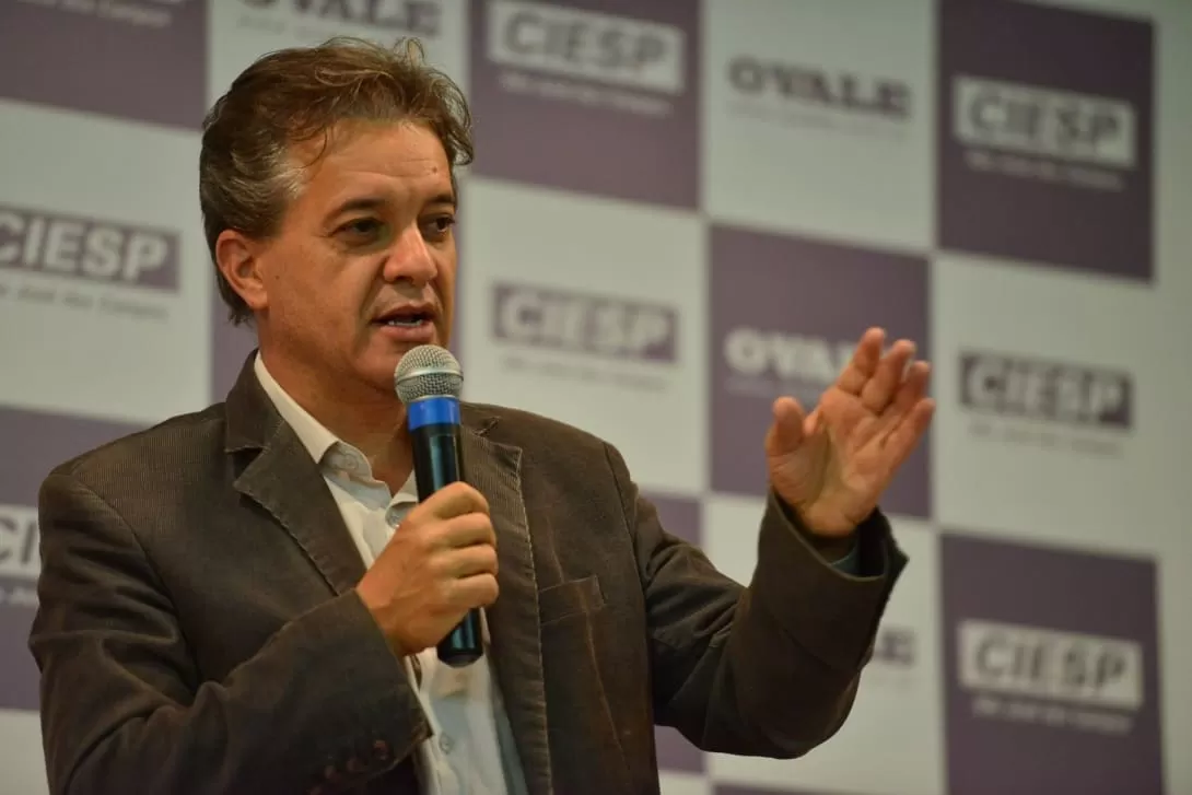 Justiça condena Carlinhos Almeida e 14 ex-servidores por "bolsa esposa"