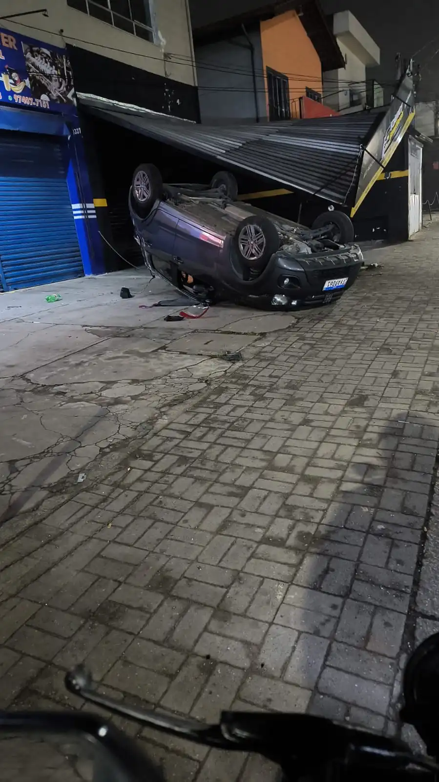 Motorista foge após bater em carro e causar capotamento em São José