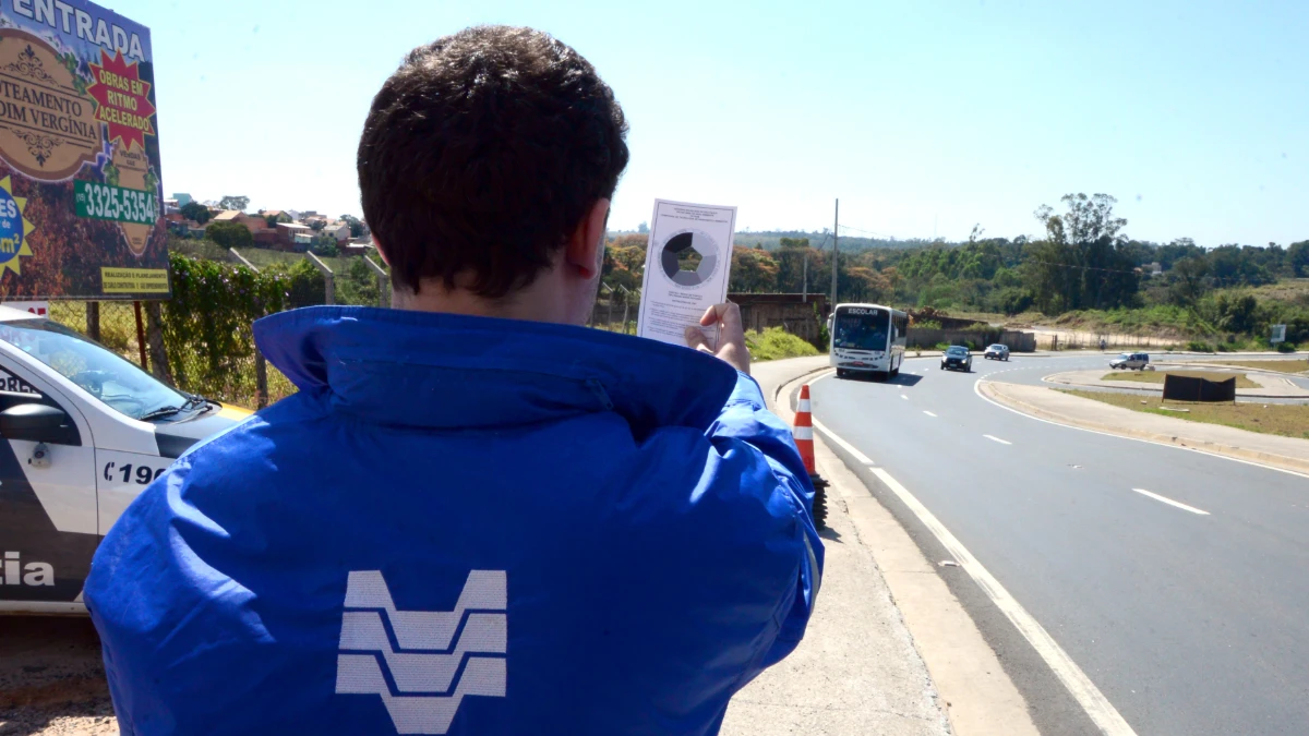 Cetesb autua 10 veículos nas rodovias do Vale ao fiscalizar fumaça preta