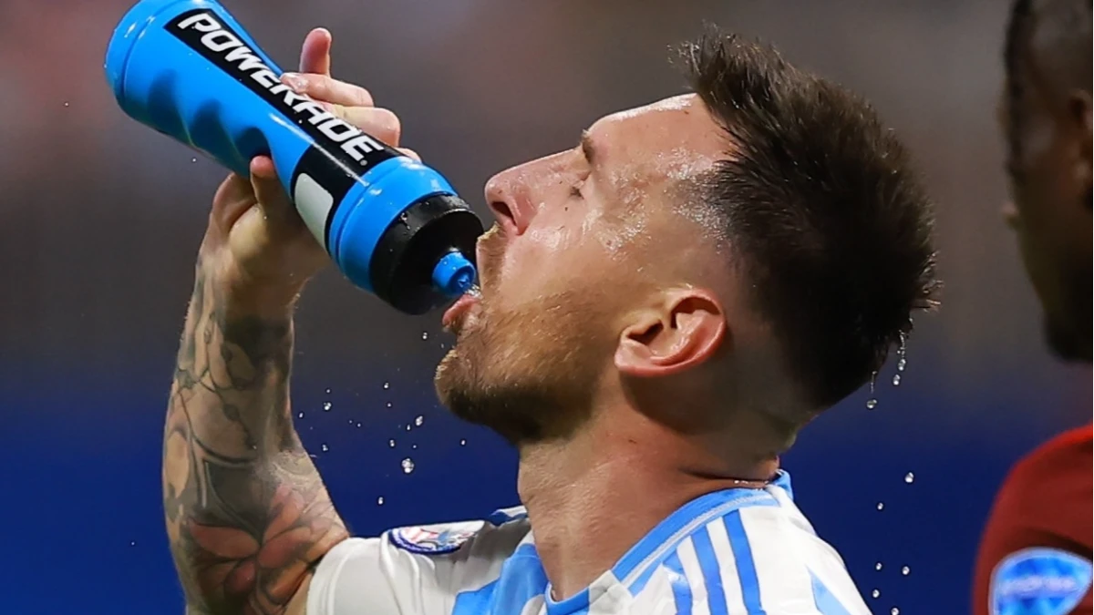 Por que jogadores de futebol bochecham e cospem líquido durante as partidas?