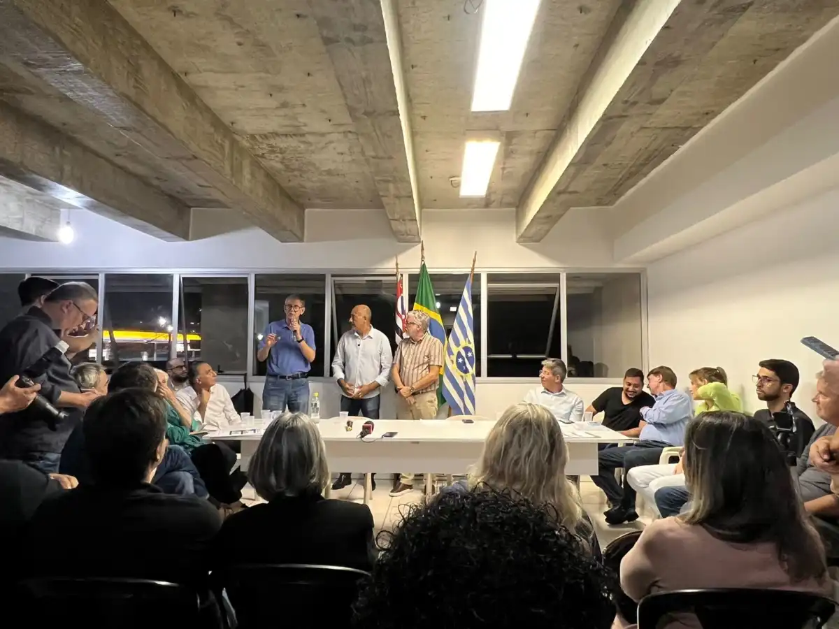 "Comer bife escondido, nunca mais", diz Emanuel em indireta para ex-colegas de partido