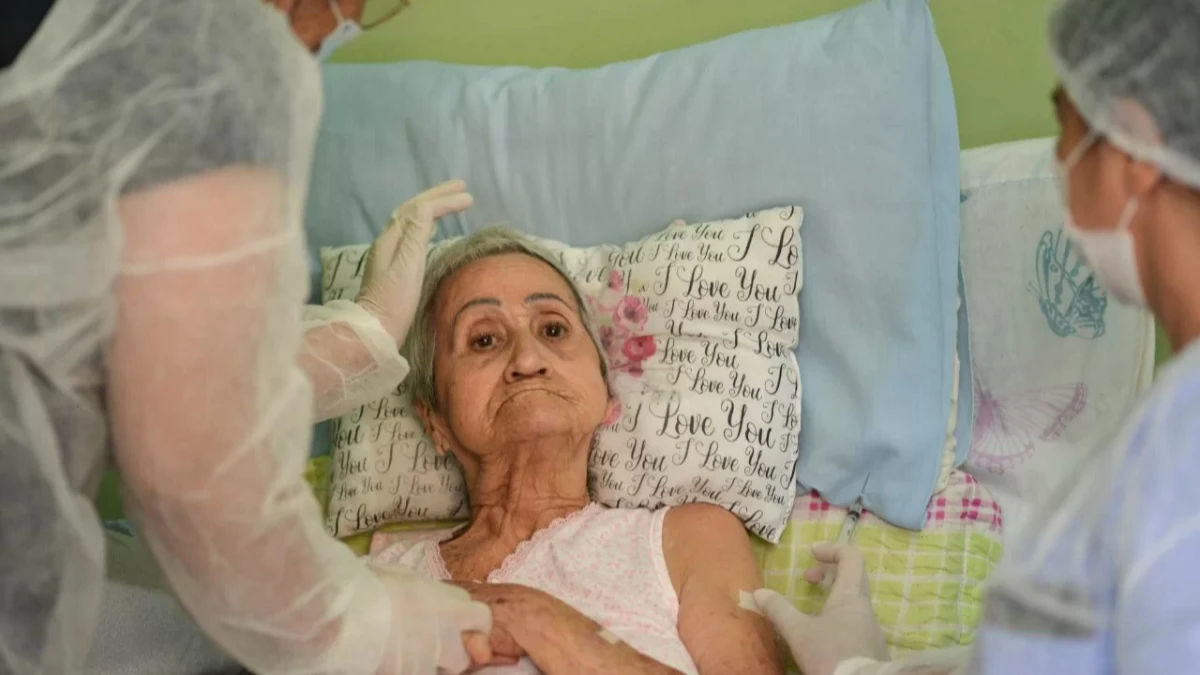 SUS passa a atender idosos acamados em casa; saiba como solicitar o serviço