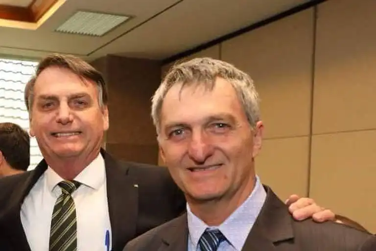 Irmão de Bolsonaro visita ex-presidente e alinha candidatura para 2026