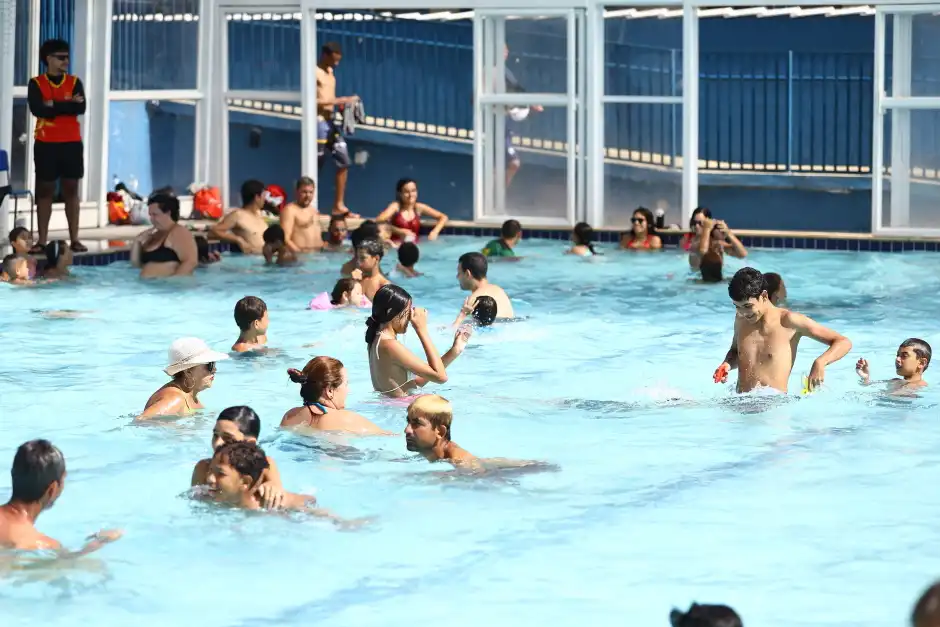 Piscinas públicas funcionarão até mais tarde em São José do Campos