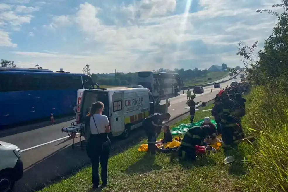Engavetamento entre dois ônibus e três carros deixa ao menos 10 feridos na Via Dutra em Caçapava