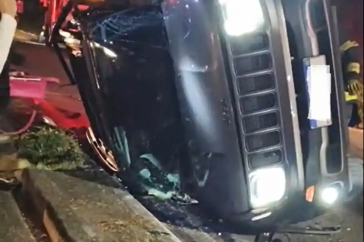 Acidente com três veículos deixa mulher presa em carro em Jacareí