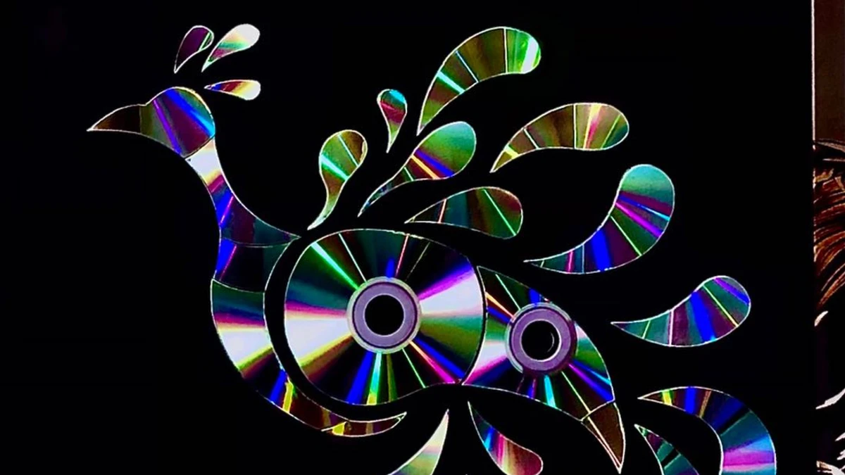 Artista transforma CDs descartados em obras de arte e ganha espaço em circuito internacional