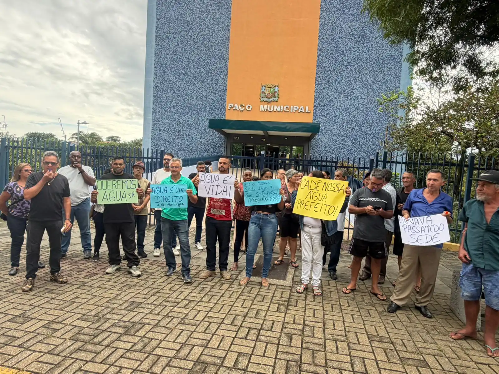 Moradores do Capuava protestam no Paço Municipal por falta de água há 10 dias 