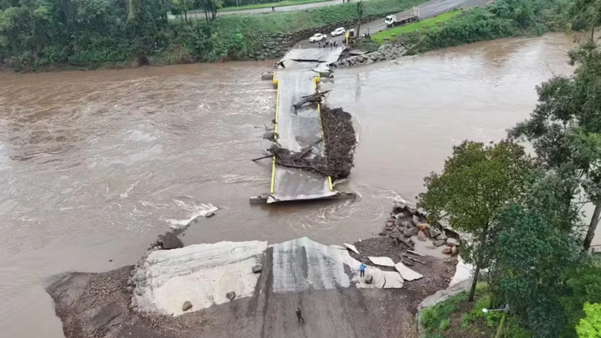 Ponte no RS reconstruída com rifa da população é destruída pela segunda vez