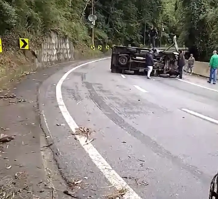 Caminhão tomba na serra antiga da Tamoios e deixa um ferido; veja o vídeo