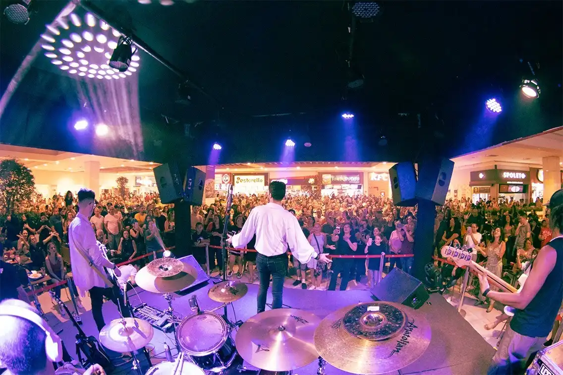 Palco CenterVale agita a Praça de Alimentação com bandas covers oficiais