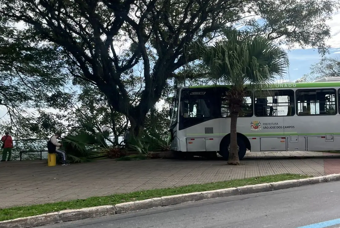 Criança foi atropelada por ônibus que subiu em calçada no Banhado em São José