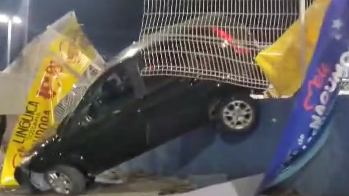 Carro rompe grade e despenca de estacionamento de supermercado em São José dos Campos
