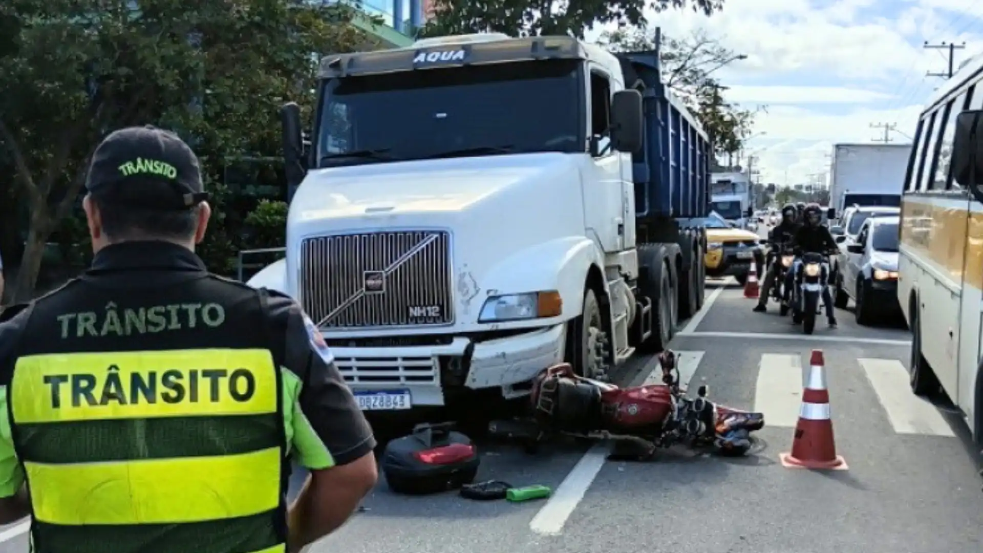 Motociclista fica ferido em colisão com carreta em São Sebastião
