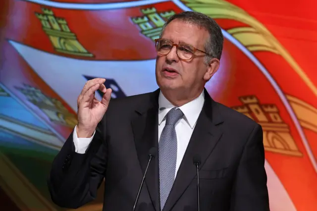 Novo presidente de Portugal assume em cenário político instável e com reflexos para brasileiros no país