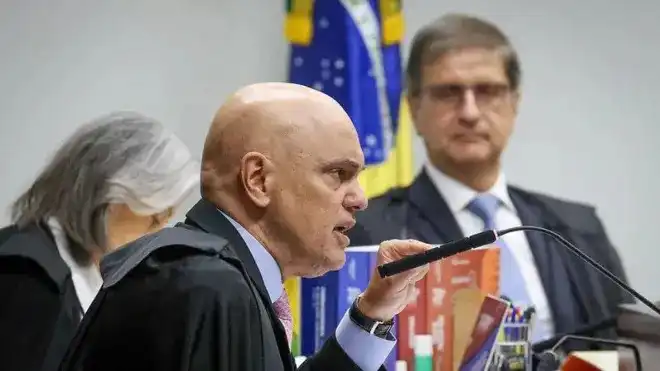 Moraes vota pela condenação de Bolsonaro por tentativa de golpe