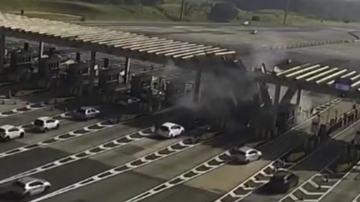 Vídeo mostra momento em que carro derrubou teto de pedágio em Campinas; motorista morreu