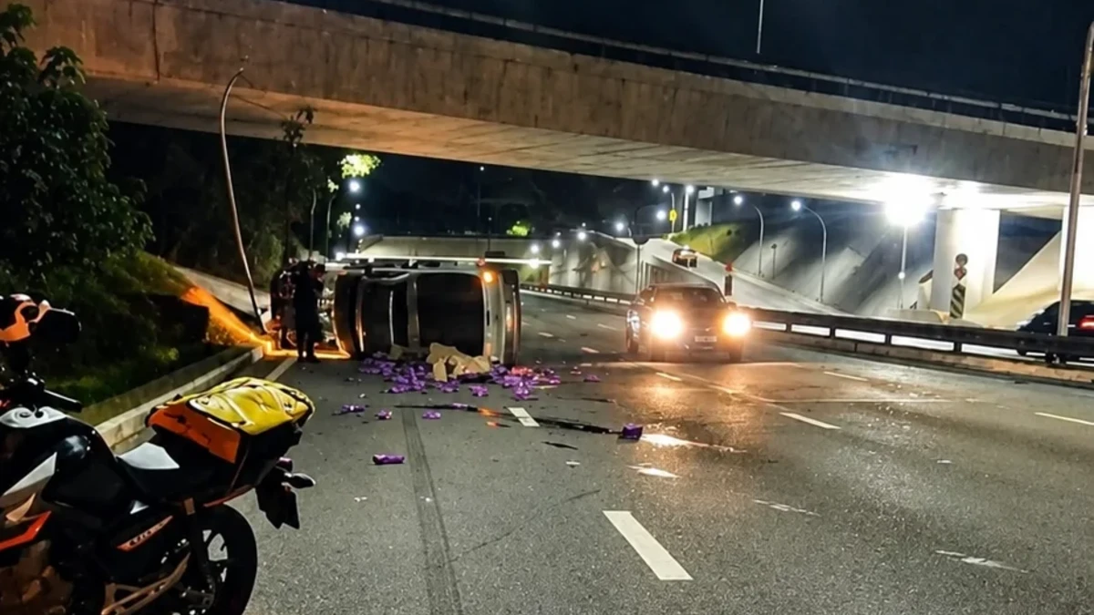 Acidente entre dois carros deixa veículos tombados em São José