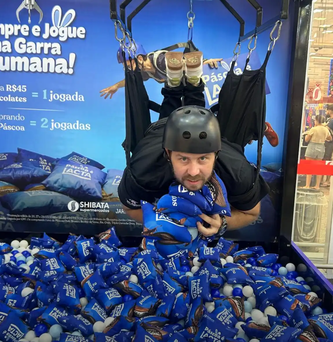 Shopping de São José tem brincadeira da “Garra Humana Gigante”