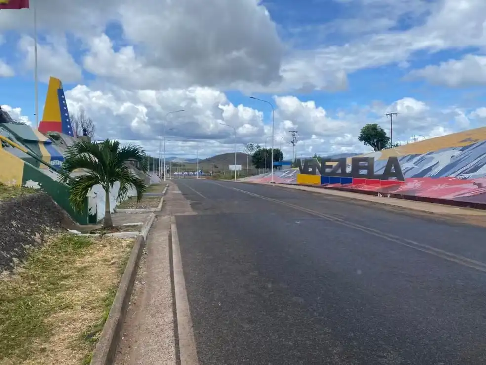 Fronteira entre Brasil e Venezuela é reaberta horas depois do bloqueio 