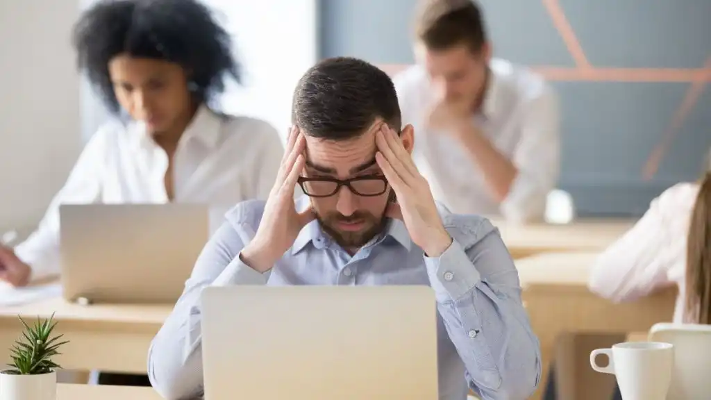 Dia Mundial da Saúde Mental: especialista alerta para impacto da hiperconectividade no bem-estar corporativo