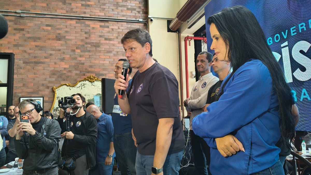 Em visita a SJC, Tarcísio pede voto para a direita e fala de investimentos para a região